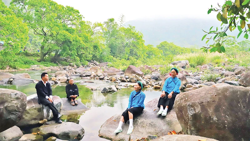Các đôi trai gái hát đối giao duyên trong ngày hội Soóng Cọ. 