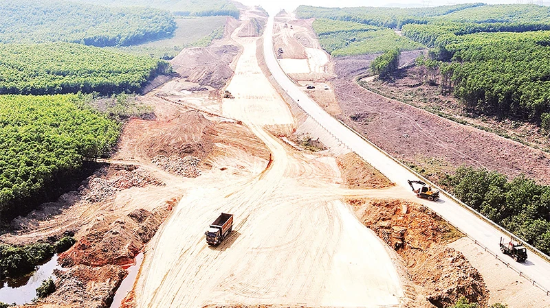 Nhờ bàn giao mặt bằng trước kế hoạch nên các đơn vị đã huy động tối đa phương tiện, đẩy nhanh tiến độ xây dựng đường cao tốc bắc-nam đoạn qua Hà Tĩnh. 