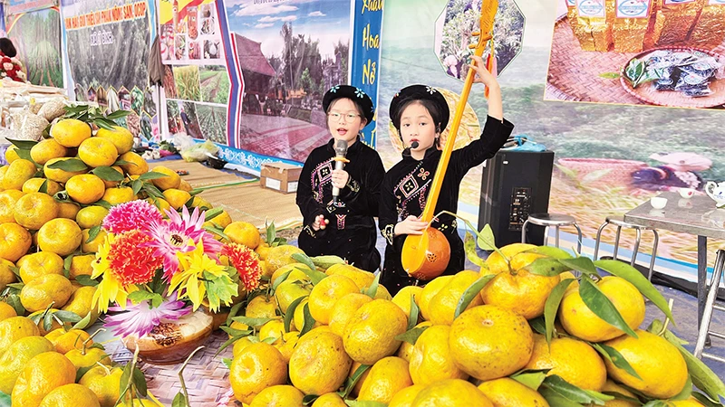 Thiếu nhi trình diễn hát then tại Ngày hội cam quýt huyện Bạch Thông. 