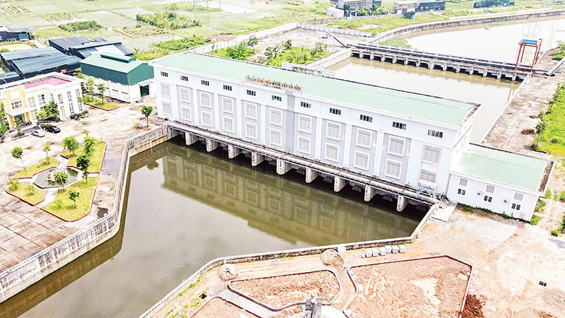 Dự án "Cải thiện hệ thống tiêu nước khu vực phía tây thành phố (Trạm bơm Yên Nghĩa)" khởi công năm 2015, dự kiến hoàn thành vào năm 2021, nhưng đến nay vẫn chưa xong. (Ảnh Lê Ngọc) 