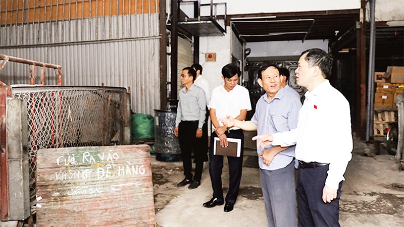 Ðoàn khảo sát Ban Ðô thị HÐND thành phố Hà Nội kiểm tra thực tế tại Công ty cổ phần Xây lắp và Cơ khí cầu đường, 460 Trần Quý Cáp, quận Ðống Ða. (Ảnh Lê Hải) 