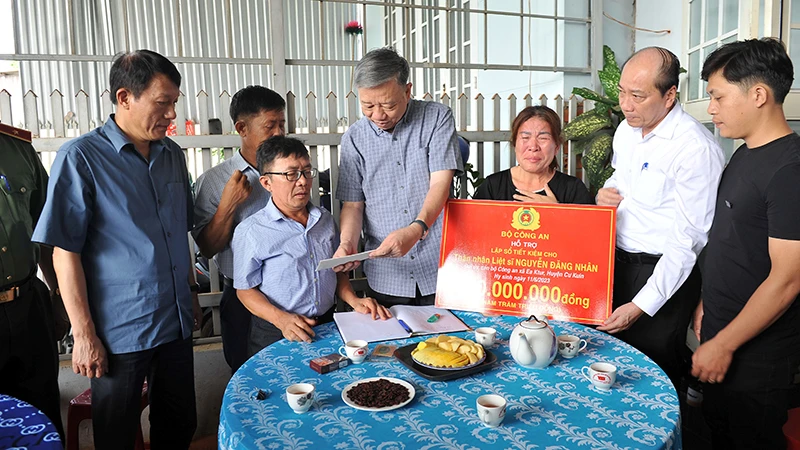 Ðồng chí Bộ trưởng Tô Lâm thăm hỏi, động viên gia đình liệt sĩ Nguyễn Ðăng Nhân, công an xã Ea Ktur, huyện Cư Kuin, tỉnh Ðắk Lắk. 