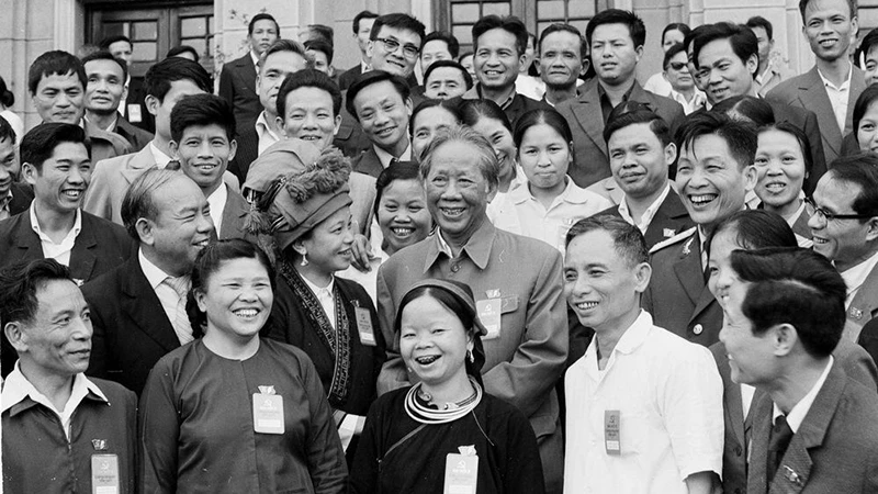 Tổng Bí thư Lê Duẩn với các đại biểu dự Ðại hội Ðảng toàn quốc lần thứ V tại Hà Nội (ngày 29/3/1982). (Ảnh TTXVN) 