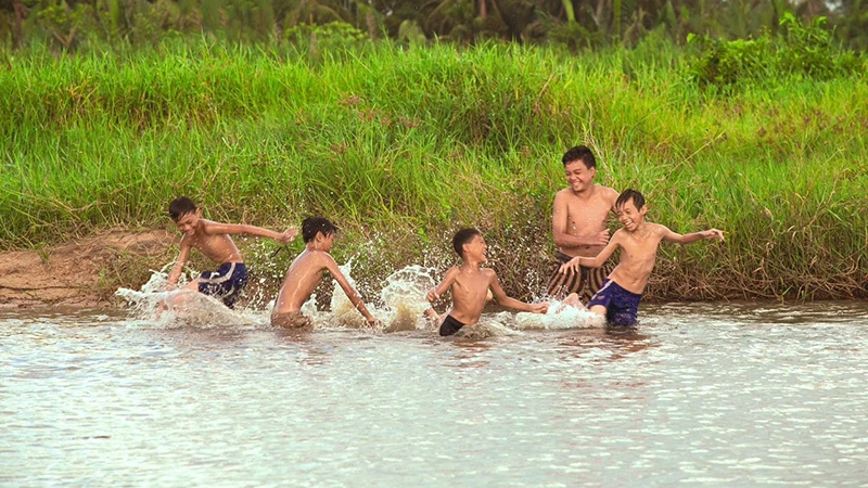 Những bãi tắm tự phát (ao, hồ, sông) luôn tiềm ẩn rất nhiều nguy hiểm. (Ảnh M.N) 