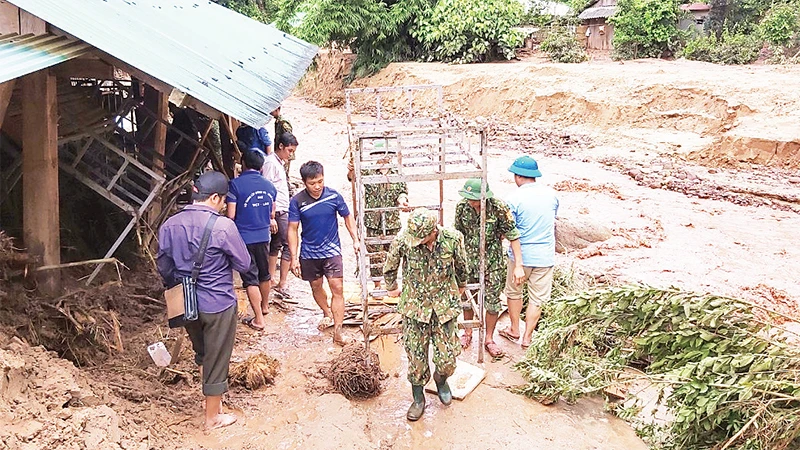 Bộ đội Biên phòng tỉnh Ðiện Biên giúp di chuyển người và tài sản ra khỏi vùng nguy hiểm. 