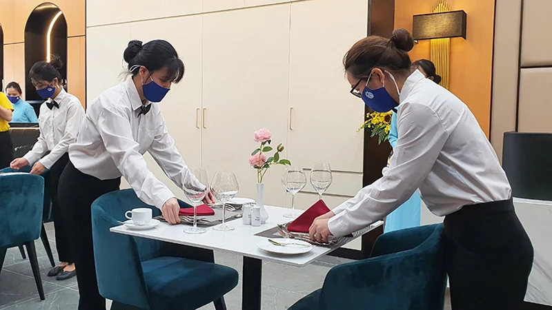Sinh viên ngành du lịch thực tập tại cơ sở kinh doanh du lịch. (Ảnh TRƯỜNG ÐẠI HỌC MỞ HÀ NỘI) 
