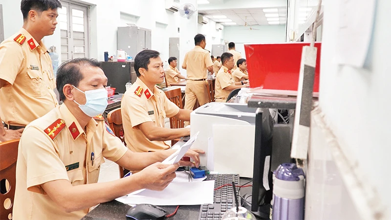 Ðội Ðăng ký, quản lý phương tiện giao thông cơ giới đường bộ (Thành phố Hồ Chí Minh) làm thủ tục đăng ký, thay đổi thông tin phương tiện cơ giới cho người dân. 
