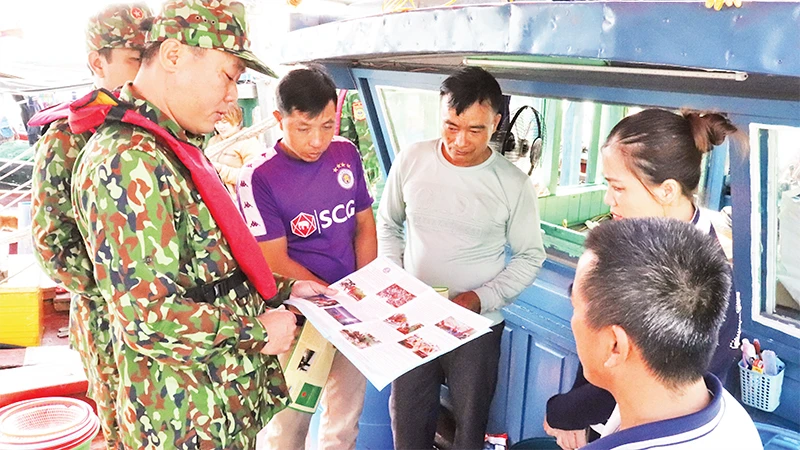 Hải đội 2, Bộ đội Biên phòng Quảng Ninh tuyên truyền cho ngư dân về đánh bắt thủy sản trên biển, chống khai thác IUU. 