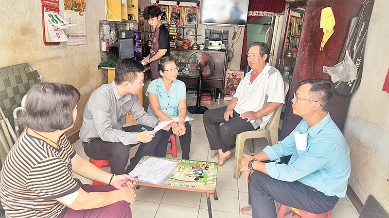 Tổ công tác phúc tra việc thực hiện Chương trình giảm nghèo bền vững giai đoạn 2021-2025 tại một hộ gia đình ở Quận 5. (ảnh CTV) 