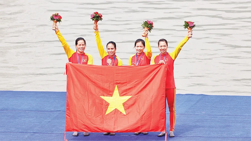 Ðội tuyển rowing nữ Việt Nam đoạt HCÐ nội dung thuyền 4 nữ hạng nặng một mái chèo. (Ảnh HOÀNG LINH) 