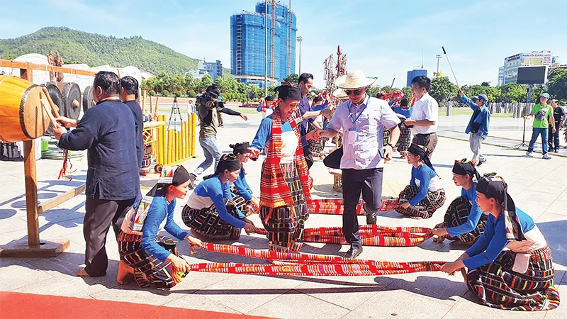 Trình diễn trích đoạn lễ hội Chá Mùn của người Thái đen (Thanh Hóa). 