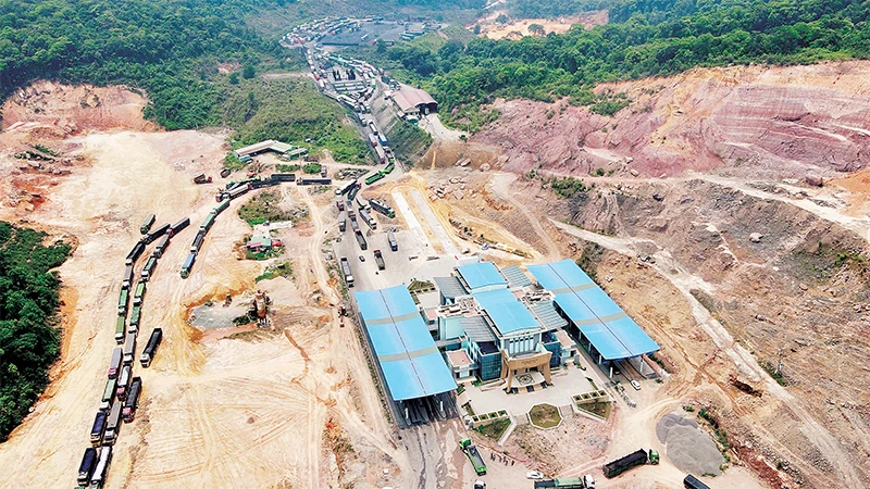 Quốc lộ 15D chuẩn bị được nâng cấp sẽ giúp việc vận chuyển hàng thông thương giữa các nước Việt Nam-Lào-Thái Lan được thuận tiện. 