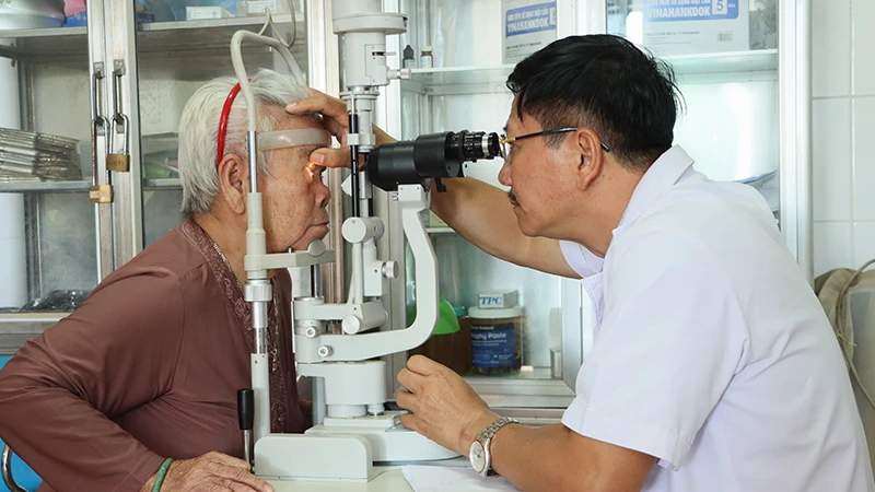 Bác sĩ tư vấn người dân cách chăm sóc, phòng, trị bệnh về mắt