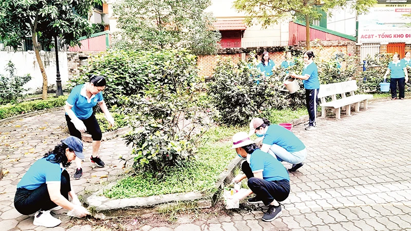 Người dân phường Ðại Kim tham gia vệ sinh môi trường, tạo cảnh quan khang trang. 