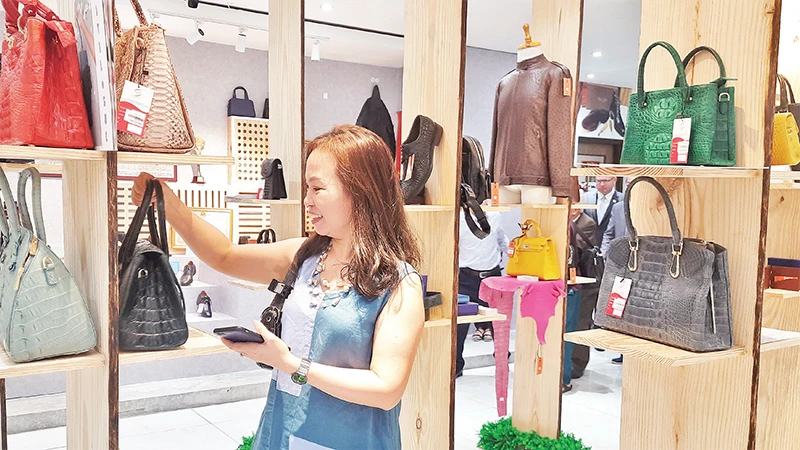 Khách hàng xem sản phẩm của các doanh nghiệp trưng bày tại showroom Trung tâm Xúc tiến Thương mại và Ðầu tư Thành phố Hồ Chí Minh. 