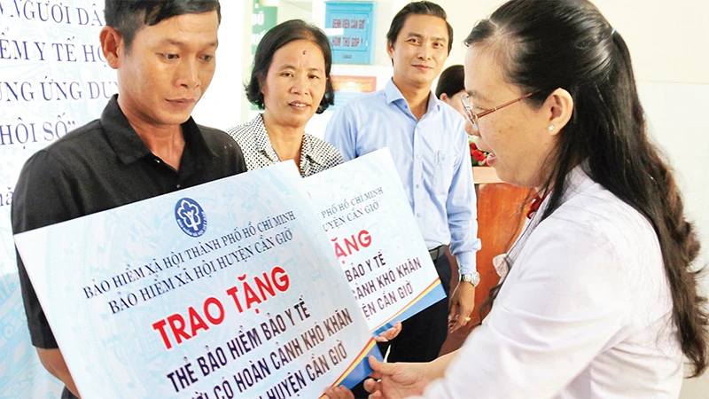 Trao thẻ Bảo hiểm y tế miễn phí cho các hộ nghèo, có hoàn cảnh khó khăn ở huyện Cần Giờ. 