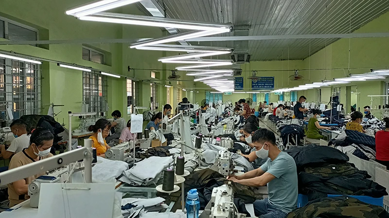Sản xuất hàng may mặc xuất khẩu tại Tổng công ty cổ phần Dệt may Nam Ðịnh. 