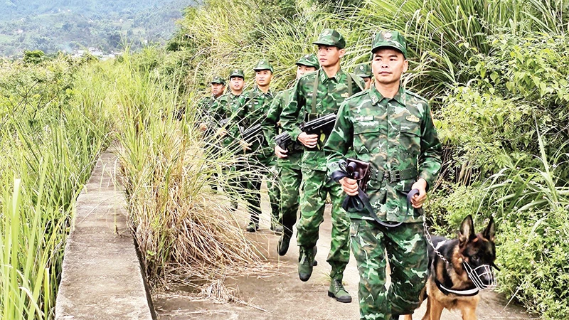 Bộ đội Biên phòng Ðồn Hoành Mô tuần tra biên giới. 