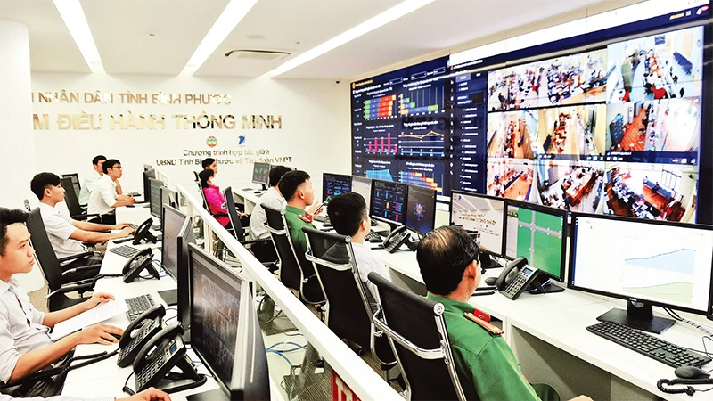 Bình Phước đẩy mạnh chuyển đổi số phục vụ phát triển kinh tế-xã hội. Trong ảnh: Trung tâm Ðiều hành thông minh tỉnh Bình Phước. 