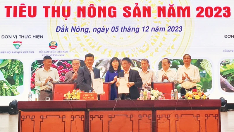 Ký kết hợp tác giữa các hợp tác xã, Hội nông dân tỉnh với các doanh nghiệp trong nước về liên kết sản xuất, tiêu thụ sản phẩm nông nghiệp. 