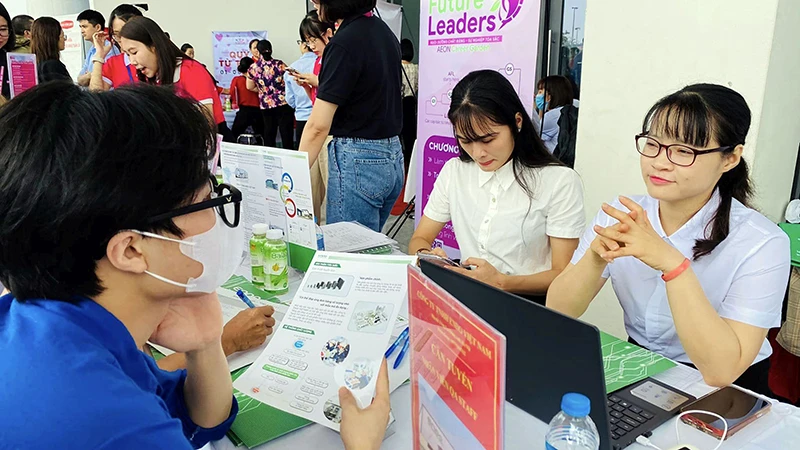 Người lao động tìm việc làm tại phiên giao dịch việc làm lưu động huyện Ðông Anh, Hà Nội. (Ảnh THU PHƯƠNG) 