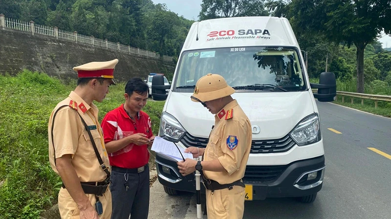 Cơ quan quản lý đánh giá xe hợp đồng trá hình khiến Nhà nước thất thu thuế, phá vỡ quy hoạch tuyến vận tải, tiềm ẩn nguy cơ ùn tắc, tai nạn giao thông. 