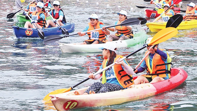Ðua thuyền Kayak - trải nghiệm hấp dẫn của du khách khi đến Ðà Bắc. 