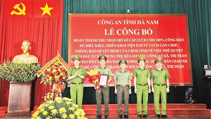 Thứ trưởng Bộ Công an Nguyễn Duy Ngọc trao Thư khen của Bộ trưởng Công an tặng Công an tỉnh Hà Nam. (Ảnh Trung Dũng) 