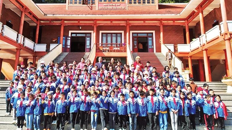 Nhiều trường học tổ chức cho học sinh tham quan Khu di tích Quốc gia đặc biệt rừng Trần Hưng Ðạo. 