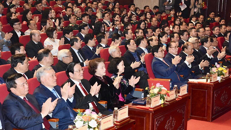 Thủ tướng Phạm Minh Chính và các đồng chí lãnh đạo, nguyên lãnh đạo Ðảng, Nhà nước dự lễ trao giải. (Ảnh TRẦN HẢI) 