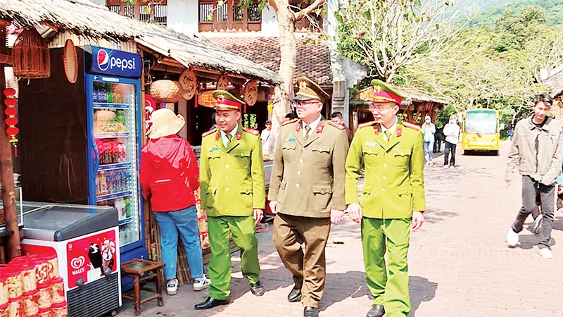 Công an thành phố Uông Bí ứng trực tại khu di tích danh thắng Yên Tử, bảo đảm an ninh trật tự và an toàn giao thông. 