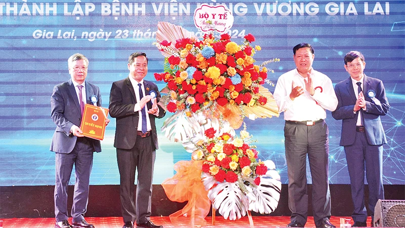Thứ trưởng Y tế Ðỗ Xuân Tuyên trao quyết định thành lập Bệnh viện Hùng Vương Gia Lai. 