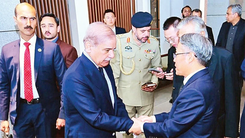 Thủ tướng Pakistan chia buồn với Ðại sứ Trung Quốc. (Ảnh TÂN HOA XÃ) 