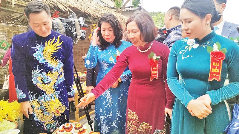 Các đại biểu tham quan gian hàng giới thiệu sản phẩm tại Lễ hội Xôi Phú Thượng 2024. 