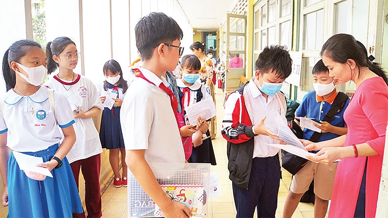 Giờ thi của học sinh lớp 5 Trường tiểu học Ngô Sĩ Liên, Phường 8, quận Tân Bình. (Ảnh TUẤN VƯƠNG) 
