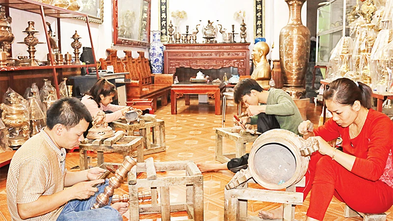 Nghề chế tác đồng, thôn Lộng Thượng, xã Ðại Ðồng, huyện Văn Lâm, tỉnh Hưng Yên. 