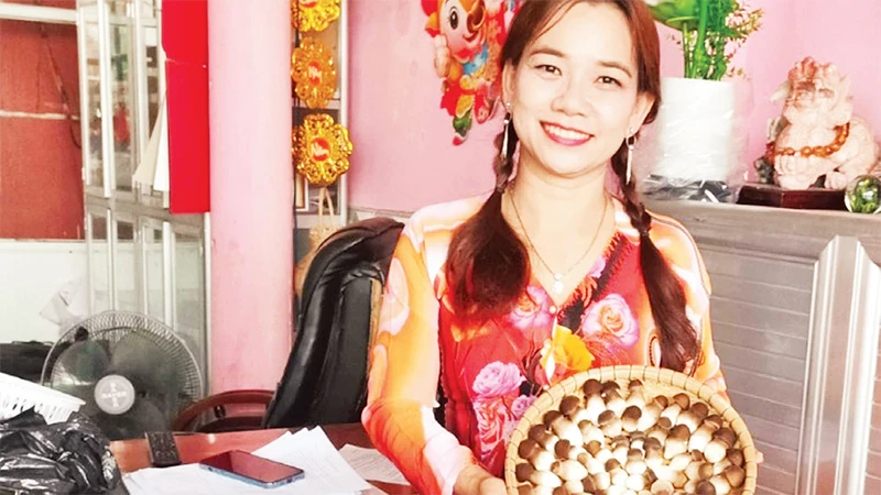 Chị Châu Thị Nương tự tin khởi nghiệp bằng nghề trồng và chế biến nấm sạch. 