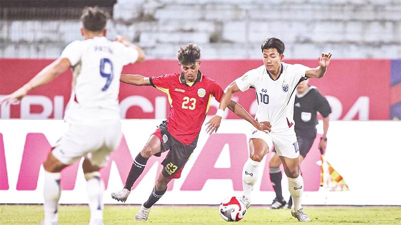 Ðương kim vô địch Thái Lan (áo trắng) giành chiến thắng 10-0 trước Timor Leste trên sân trung lập Hàng Ðẫy, trong trận ra quân ASEAN Cup 2024. (Ảnh SƠN TÙNG) 