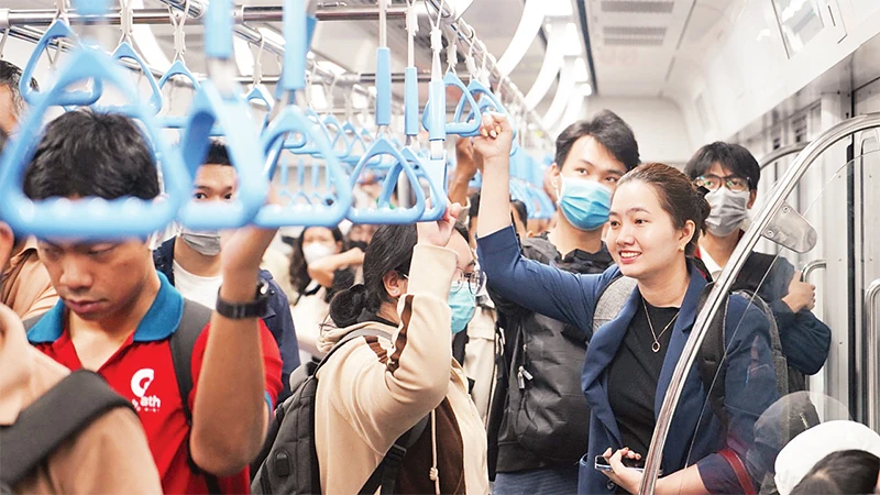 Tuyến Metro số 1 Bến Thành-Suối Tiên thu hút đông đảo hành khách là sinh viên, nhân viên văn phòng. (Ảnh THẾ ANH) 