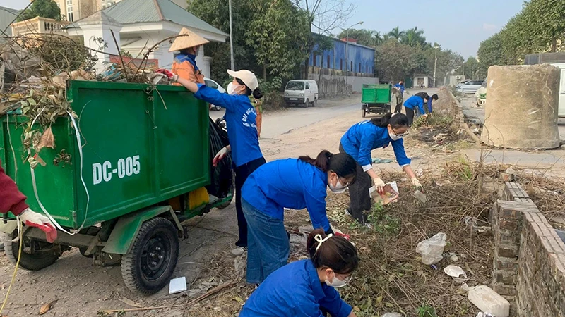 Ðoàn viên, thanh niên quận Hoàng Mai (Hà Nội) dọn dẹp vệ sinh môi trường trên địa bàn. (Ảnh HOÀNG NGÀ) 