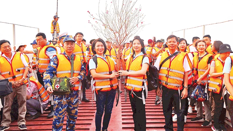 Mang đào Nhật Tân đến với người dân, chiến sĩ trên các đảo ở vùng biển Tây Nam của Tổ quốc. 