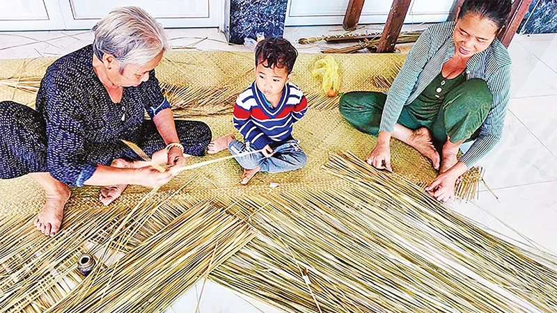 Những người thợ gắn bó với nghề đệm bàng ở Núi Nước. 