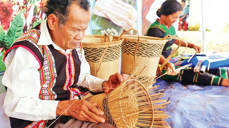 Người Mnông ở huyện Bù Ðăng gìn giữ nghề đan gùi truyền thống của dân tộc mình. 