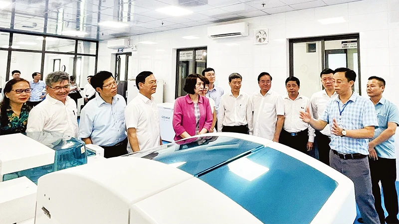 Lãnh đạo Bộ Y tế nghe giới thiệu về các trang, thiết bị hiện đại tại Tòa nhà CDC Thái Bình được đưa vào sử dụng năm 2024. 