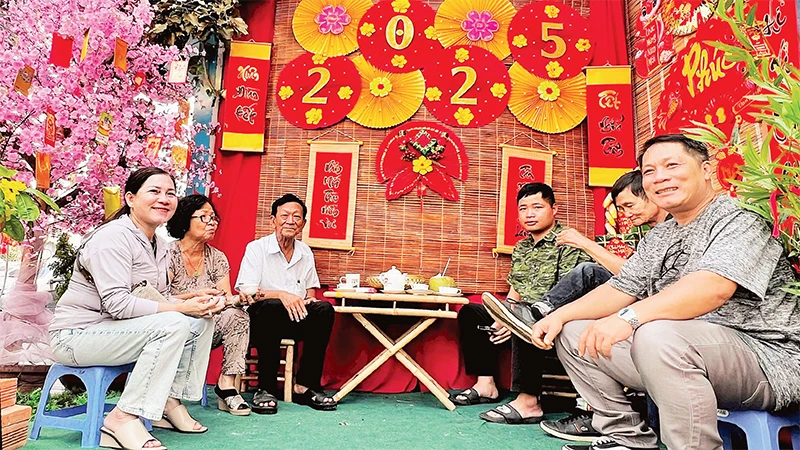 Góc phố xuân trở thành điểm sinh hoạt thú vị của người dân Khu phố 5, Phường 11, quận Phú Nhuận trong thời gian qua. 