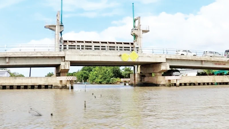 Cống thủy lợi tuyến đê biển An Biên-An Minh tại xã Thuận Hòa và An Minh (tỉnh Kiên Giang), ngăn mặn, giữ ngọt, điều tiết nguồn nước phục vụ sản xuất. (Ảnh HUY HẢI) 