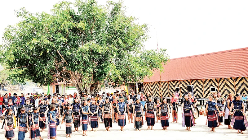 Ðánh cồng chiêng, múa xoang trong lễ hội.