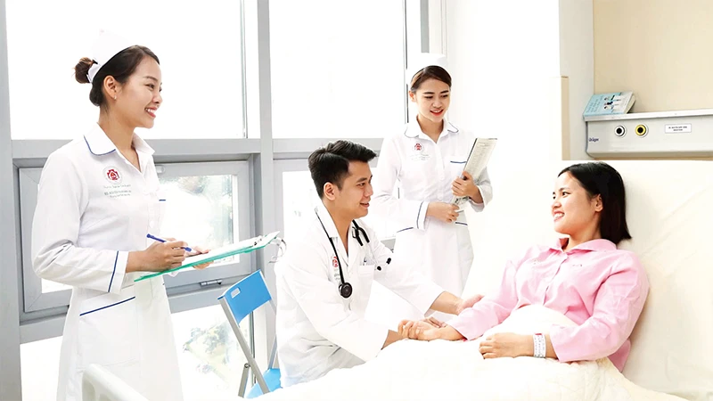 Chăm sóc người bệnh tại Bệnh viện Trung ương Quân đội 108. 