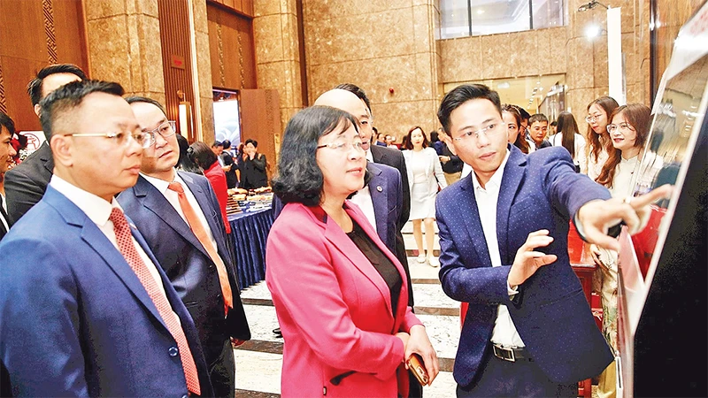 Lãnh đạo Thành ủy Hà Nội trải nghiệm các ứng dụng chuyển đổi số dùng chung ba cấp của thành phố. 