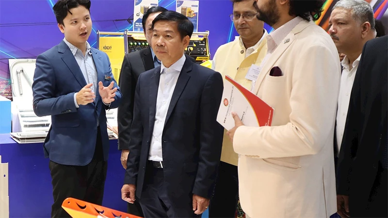 Gian trưng bảy sản phẩm công nghệ cao tại Showroom Trung tâm Xúc tiến Thương mại và Ðầu tư Thành phố Hồ Chí Minh. 